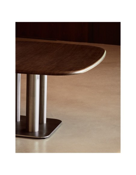 Mesa Melvar de chapa de nogal y patas con base de acero inoxidable cepillado 150 x 150 cm - Kave Home