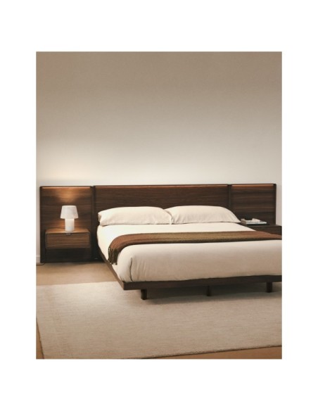 Cama Norlen con 2 mesitas de noche de chapa nogal acabado oscuro y luz LED para colchón 180x200 cm FSC Mix Credit - Kave Home