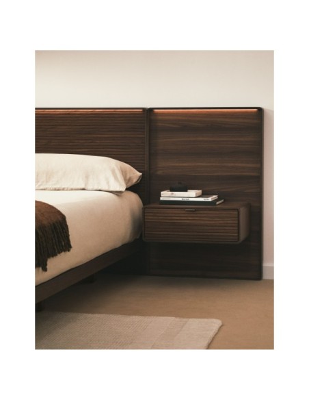 Cama Norlen con 2 mesitas de noche de chapa nogal acabado oscuro y luz LED para colchón 180x200 cm FSC Mix Credit - Kave Home