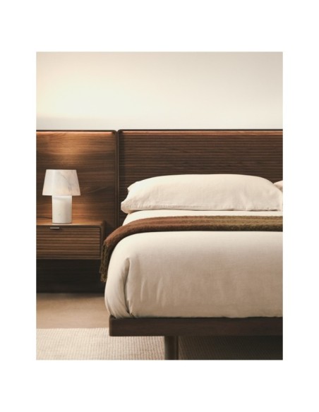 Cama Norlen con 2 mesitas de noche de chapa nogal acabado oscuro y luz LED para colchón 180x200 cm FSC Mix Credit - Kave Home