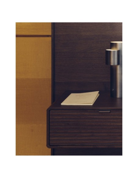 Cama Norlen con 2 mesitas de noche de chapa nogal acabado oscuro y luz LED para colchón 160x200 cm FSC Mix Credit - Kave Home