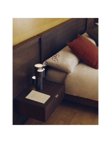 Cama Norlen con 2 mesitas de noche de chapa nogal acabado oscuro y luz LED para colchón 160x200 cm FSC Mix Credit - Kave Home