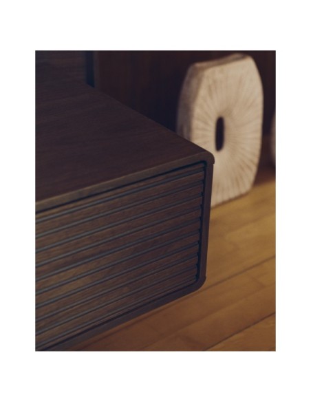 Cama Norlen con 2 mesitas de noche de chapa nogal acabado oscuro y luz LED para colchón 160x200 cm FSC Mix Credit - Kave Home