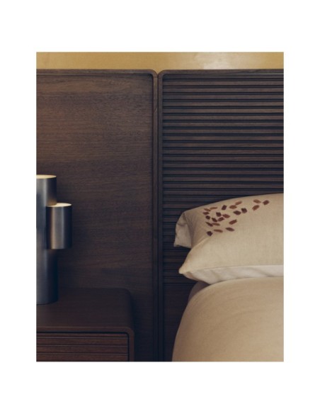 Cama Norlen con 2 mesitas de noche de chapa nogal acabado oscuro y luz LED para colchón 160x200 cm FSC Mix Credit - Kave Home