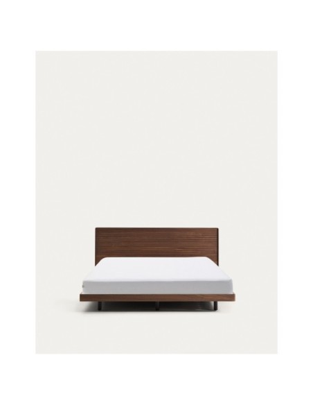 Cama Norlen de chapa de nogal con acabado oscuro y luz LED para colchón de 180 x 200 cm FSC Mix Credit - Kave Home