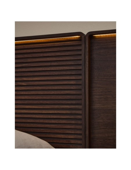 Cama Norlen de chapa de nogal con acabado oscuro y luz LED para colchón de 180 x 200 cm FSC Mix Credit - Kave Home