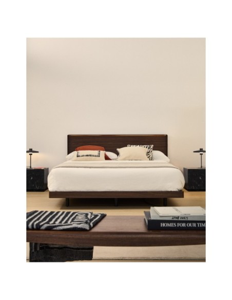 Cama Norlen de chapa de nogal con acabado oscuro y luz LED para colchón de 160 x 200 cm FSC Mix Credit - Kave Home