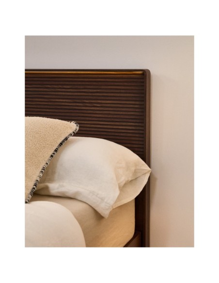 Cama Norlen de chapa de nogal con acabado oscuro y luz LED para colchón de 160 x 200 cm FSC Mix Credit - Kave Home