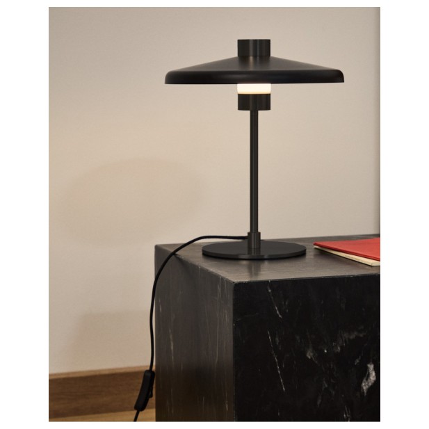 Lámpara de mesa Nuvira de acero negro...