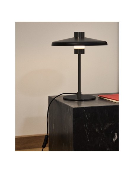 Lámpara de mesa Nuvira de acero negro satinado - Kave Home