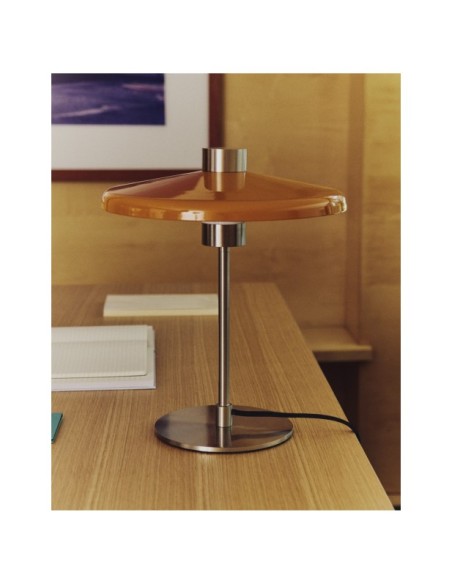Lámpara de mesa Nuvira de acero cepillado gris claro y pantalla naranja - Kave Home