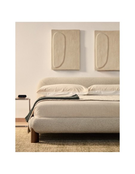 Cama desenfundable Odina bouclé crudo, patas madera maciza de fresno acabado nogal para colchón 180x200 cm - Kave Home