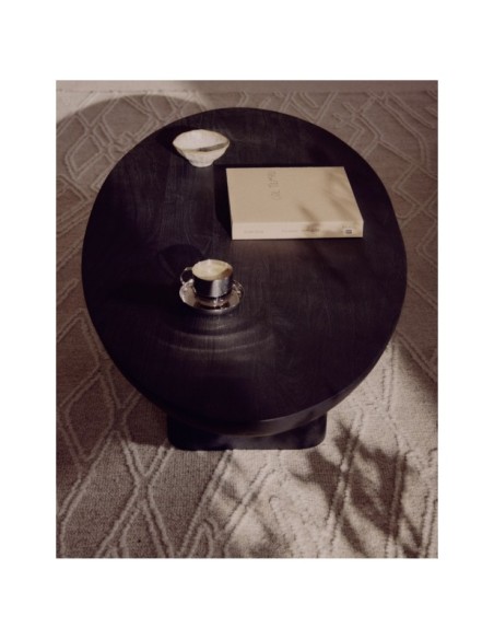 Mesa auxiliar Ovak de madera maciza de acacia con acabado negro FSC 100% Ø50 cm - Kave Home