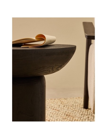 Mesa auxiliar Ovak de madera maciza de acacia con acabado negro FSC 100% Ø50 cm - Kave Home