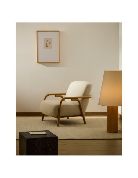 Butaca Sylo de chenilla beige y madera maciza de fresno con acabado tono natural FSC 100% - Kave Home
