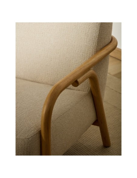 Butaca Sylo de chenilla beige y madera maciza de fresno con acabado tono natural FSC 100% - Kave Home