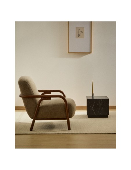 Butaca Sylo de chenilla topo y madera maciza de fresno con acabado tono nogal FSC 100% - Kave Home