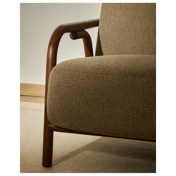 Butaca Sylo de chenilla topo y madera...