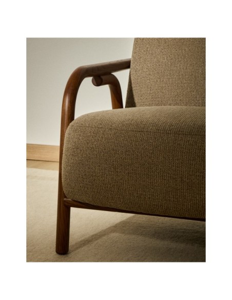 Butaca Sylo de chenilla topo y madera maciza de fresno con acabado tono nogal FSC 100% - Kave Home