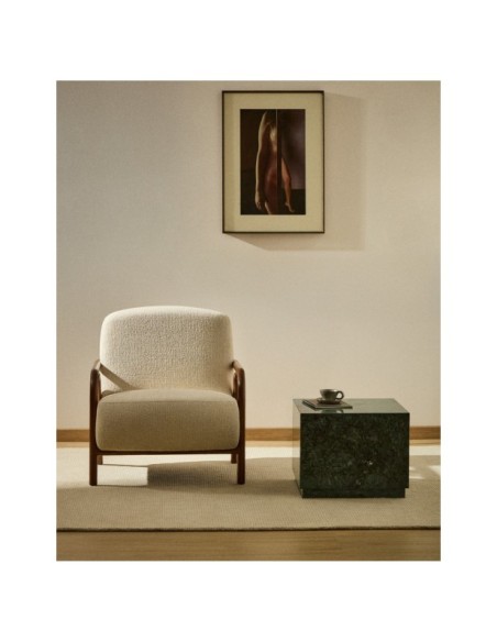 Butaca Sylo de chenilla beige y madera maciza de fresno con acabado tono nogal FSC 100% - Kave Home