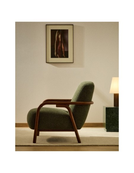 Butaca Sylo de chenilla verde oscuro y madera maciza de fresno con acabado tono nogal FSC 100% - Kave Home