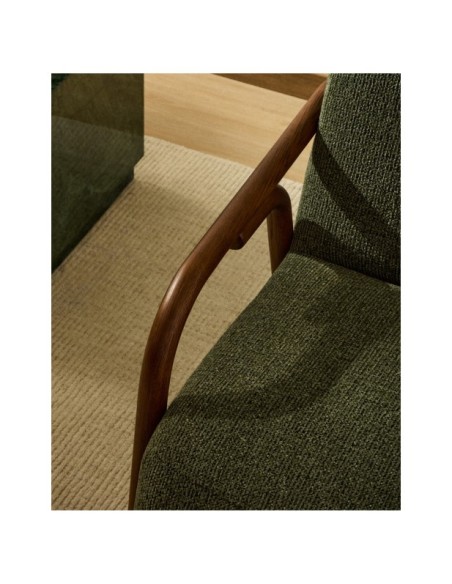 Butaca Sylo de chenilla verde oscuro y madera maciza de fresno con acabado tono nogal FSC 100% - Kave Home
