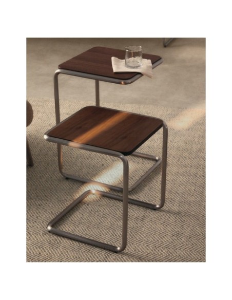 Mesa auxiliar Tarsel de chapa de nogal con estructura de acero inoxidable cepillado 42 x 47 cm - Kave Home
