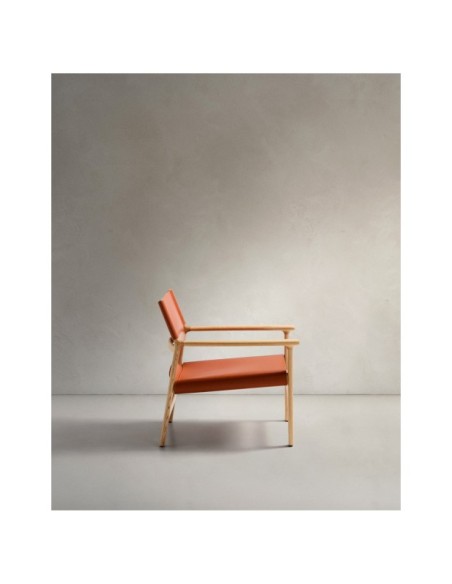 Butaca Jan de fibras de cuero reciclado marrón claro y madera maciza de fresno con acabado tono natural FSC 100% - Kave Home