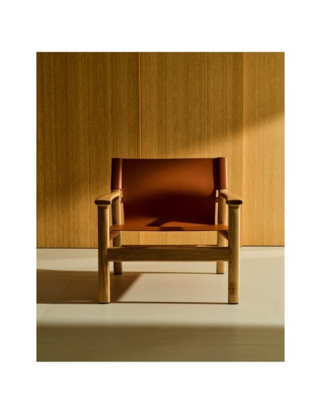 Butaca Jan de fibras de cuero reciclado marrón claro y madera maciza de fresno con acabado tono natural FSC 100% - Kave Home