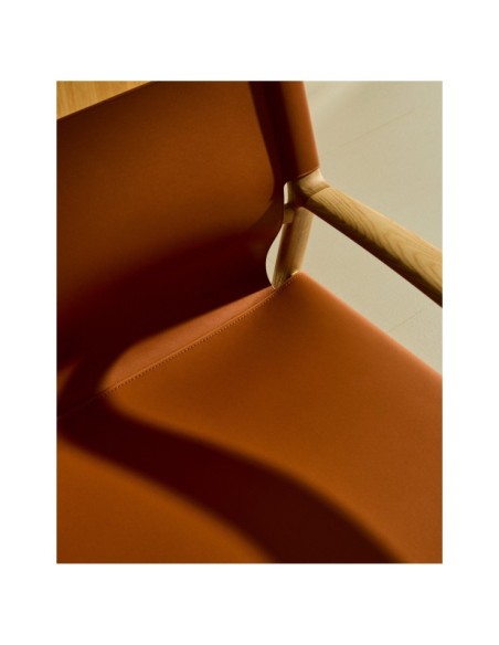 Butaca Jan de fibras de cuero reciclado marrón claro y madera maciza de fresno con acabado tono natural FSC 100% - Kave Home