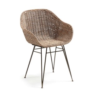 Silla CHART con brazos en rattan. Pies de metal acabado natural lacado. Para uso interior y exterior bajo techo. SILLAS