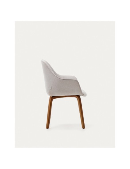 Silla Aleli de chenilla beige y patas de madera maciza de fresno con acabado nogal  - Kave Home