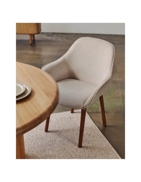 Silla Aleli de chenilla beige y patas de madera maciza de fresno con acabado nogal  - Kave Home