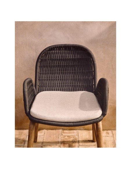 Silla Alipa con reposabrazos de madera maciza de acacia y cuerda gris oscuro FSC 100% - Kave Home