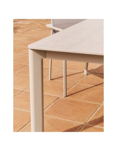 Mesa Anafi de piedra sinterizada y aluminio ecru 140 x 80 cm - Kave Home