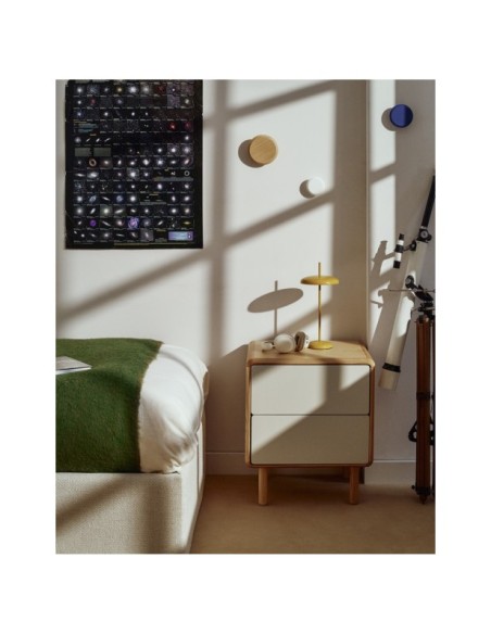 Mesita de noche Anielle de madera maciza y chapa de fresno 50 x 58,4 cm - Kave Home