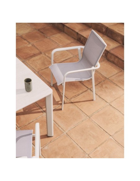 Silla apilable de exterior Canea de texteline beige y aluminio crudo - Kave Home