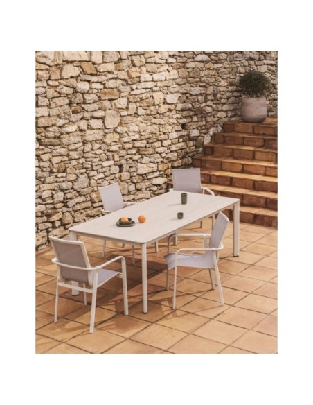 Silla apilable de exterior Canea de texteline beige y aluminio crudo - Kave Home