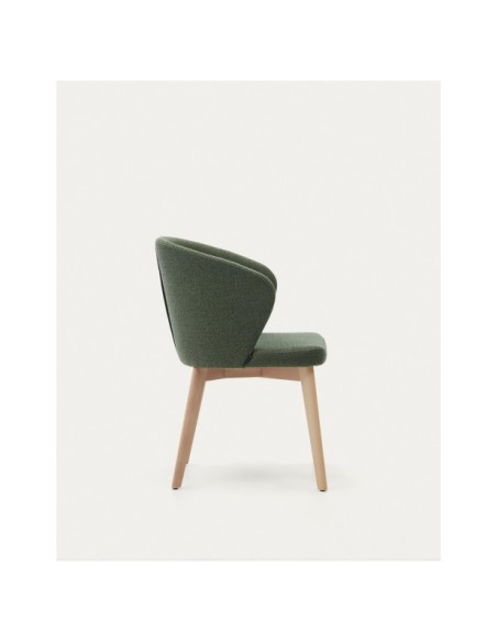 Silla Darice de chenilla verde y madera maciza de haya con acabado natural FSC 100% - Kave Home