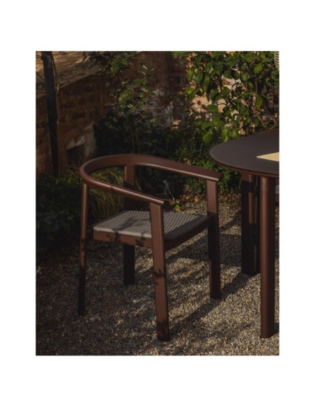 Silla apilable de exterior Erice de aluminio y cuerda marrón - Kave Home