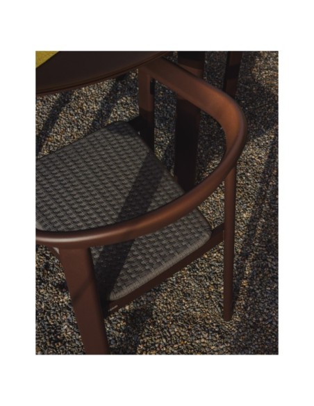 Silla apilable de exterior Erice de aluminio y cuerda marrón - Kave Home
