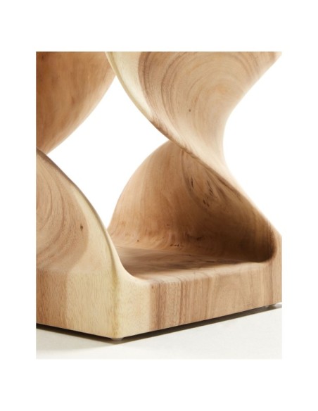Mesa auxiliar Hakon de madera maciza de mungur con interior tallado 30 x 30 cm - Kave Home