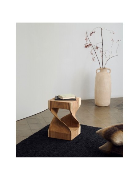 Mesa auxiliar Hakon de madera maciza de mungur con interior tallado 30 x 30 cm - Kave Home