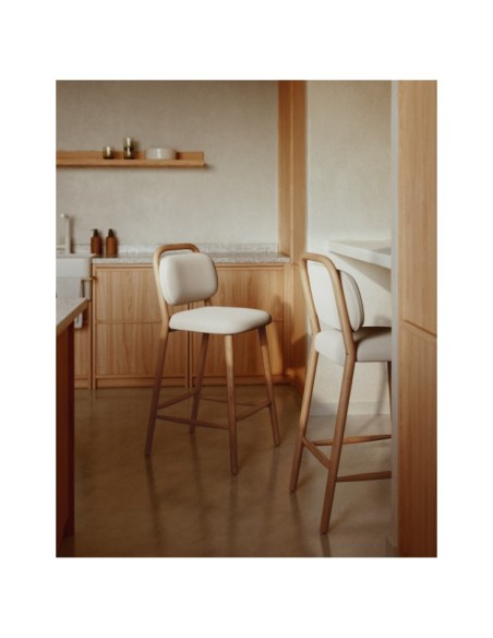 Taburete Helda de chenilla beige y madera maciza de roble FSC Mix Credit 65 cm - Kave Home