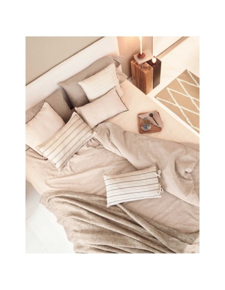 Mesa auxiliar Kwango de madera maciza de teca y metal 29 x 45 cm - Kave Home