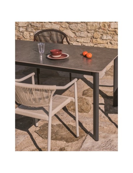 Silla apilable de exterior Livadia de aluminio crudo - Kave Home