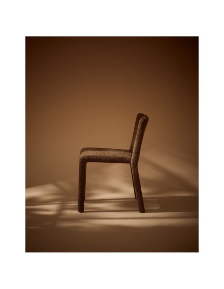 Silla apilable Loria de chenilla marrón chocolate FSC 100% - Kave Home