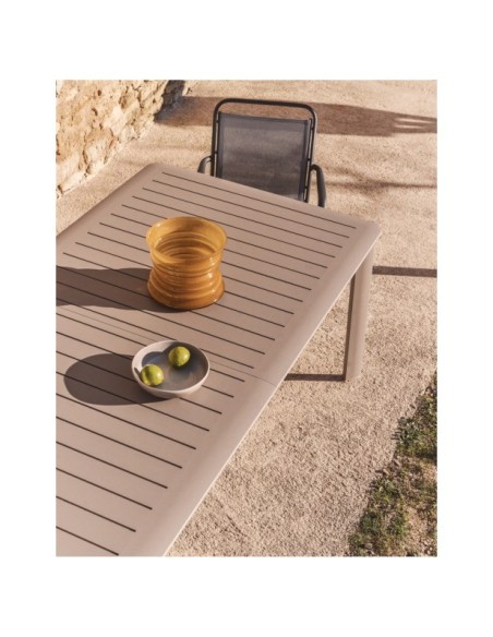 Silla apilable de exterior Luri de aluminio grafito y texteline gris - Kave Home