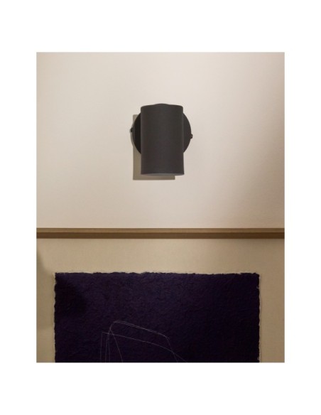 Aplique de pared Manie de metal con acabado efecto hierro fundido negro - Kave Home