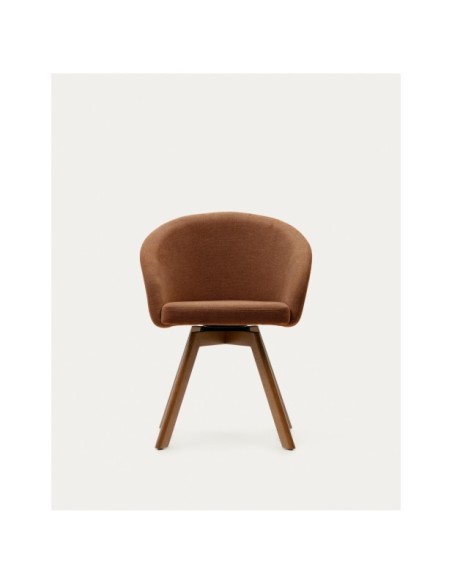 Silla giratoria Marvin chenilla marrón y patas de madera maciza de haya acabado nogal FSC 100% - Kave Home